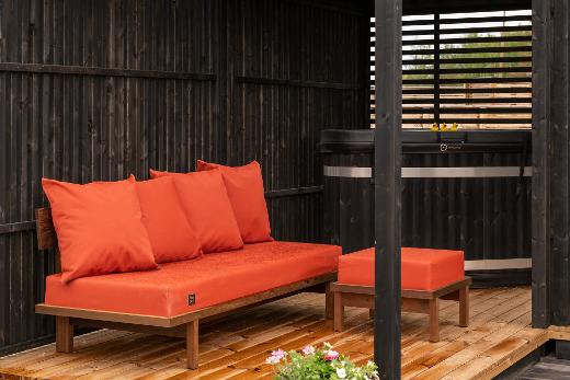 On the terrace, you can place the Kirami FinVision® -sofa backrest wherever you want.