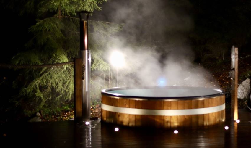 Customer image: Anu-Elina; The most perfect time to jump into a steaming tub is during the winter, when it’s snowing or when the night is clear.| Kirami