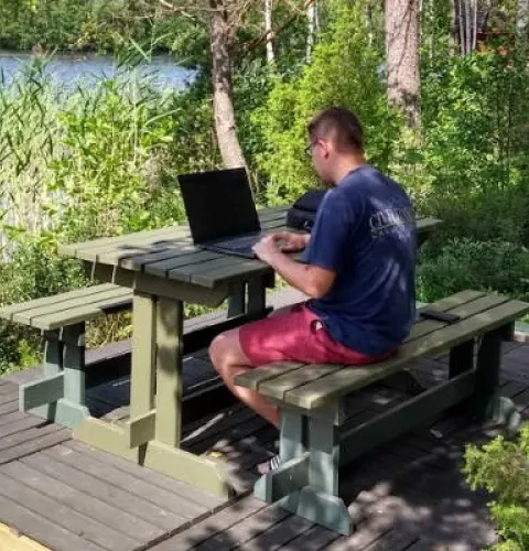 The summer house office in a Finnish forest is even more precious to the blogger than his home office | Kirami