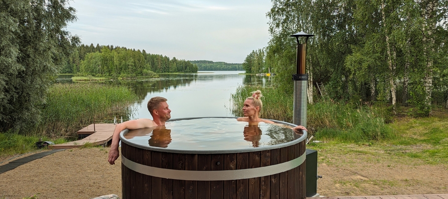 Kirami |Sanna Wikström and Valtteri Heiskanen, the driving forces behind the wellbeing brand "Hidasta elämää", enjoy themselves in the Kirami hot tub.
