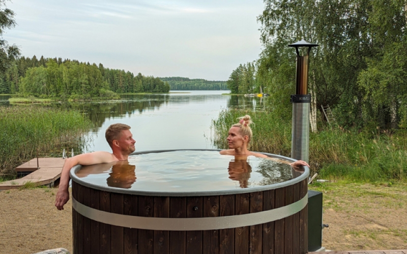 Kirami |Sanna Wikström and Valtteri Heiskanen, the driving forces behind the wellbeing brand "Hidasta elämää", enjoy themselves in the Kirami hot tub.