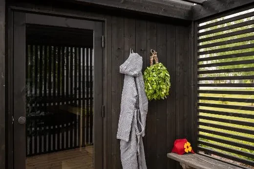 Are you longing for a quiet corner to relax, eat or read in your garden with a light -garden screen?