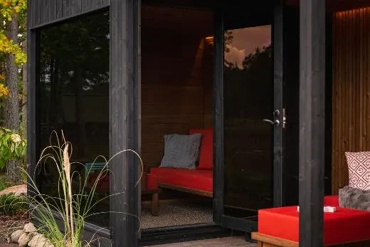 The lounge's modern design and comfort make it an ideal place to spend time with friends or family | Kirami FinVision® -lounge M Misty