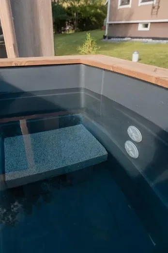 The bench stays securely in place on the bottom of the Premium NordicIce S tub.