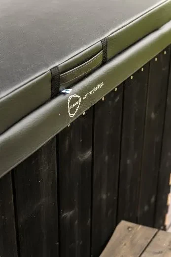 The insulated tub cover provides protection while helping conserve energy.