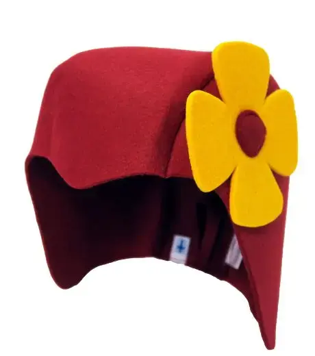 Kirami Tubhat Lady Marie - The bright red bathing hat is adorned with a yellow flower.