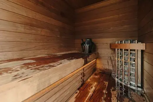 Kirami FinVision® -sauna S Misty – in the quiet of an outdoor sauna, whisking and soft steam help you leave the day behind and find calm.