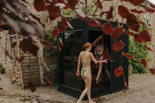 Kirami FinVision® -sauna S Misty – in the peace of an outdoor sauna, everyday stress fades away and your body feels lighter with gentle steam and whisking.