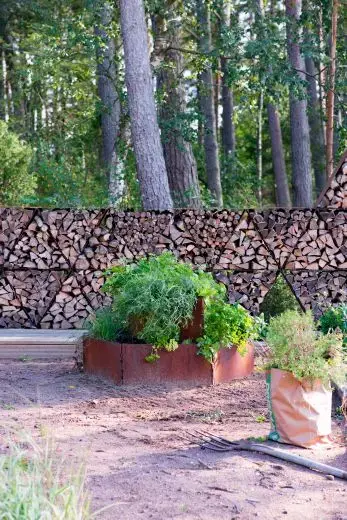 Triholdy can be used as a planting pool, space divider, firewood rack or shelf.