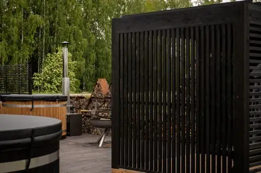 With the Kirami FinVision® -garden screen you can separate a quiet area in your garden.